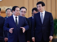 越南政府总理范明政会见出席阮富仲总书记国葬的中国政协主席王沪宁